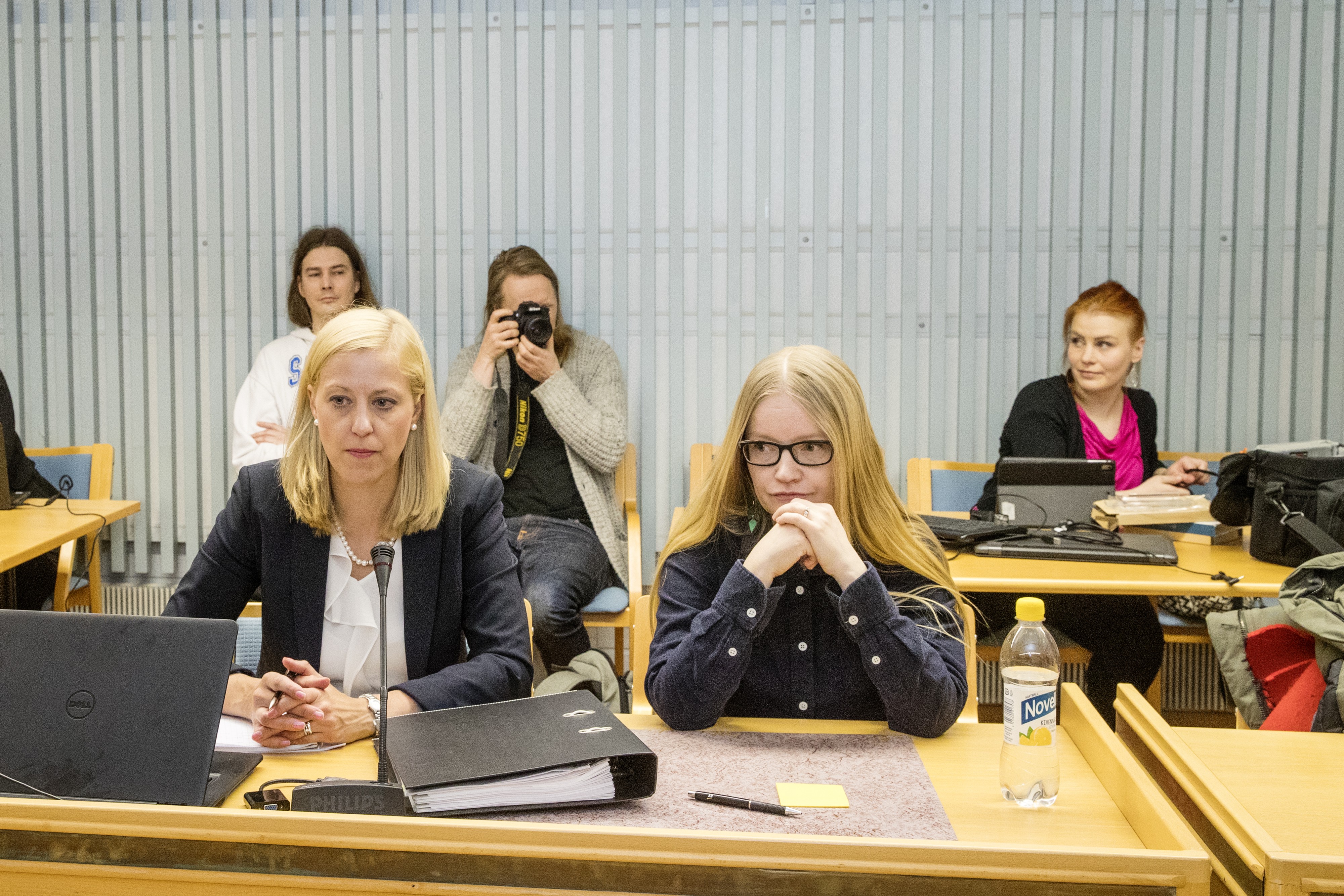 Toimittaja Johanna Vehkoo kiisti oikeudessa häntä vastaan nostetut syytteet.