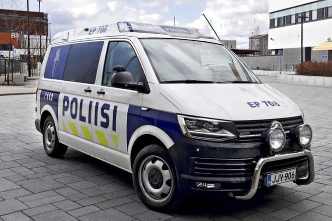 Poliisit saattelivat vastaajan Seinäjoen oikeustalolle ja takaisin vankeuteen. Nuorimies on ollut vapautta vailla pian kolmen kuukauden ajan. Arkistokuva: Heikki Hakanen