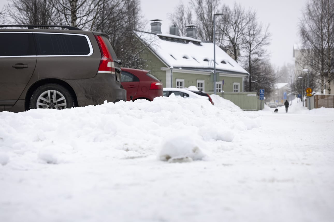 Pysäköintipaikkojen polanteet ja lumi vaikeuttavat pysäköintiä.