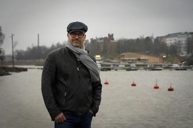 Vaasalainen Marko Hovinmäki on omien sanojensa mukaan perunakauppias, mutta todellisuudessa myyntipäällikkö ja ammattiyhdistyksensä puheenjohtaja. Hän tulee usein rantaan kävelylle seuraamaan syysmyrskyjä. KUVAT: LOTTA MIKKILÄ