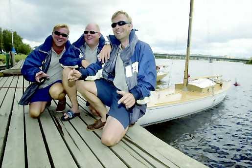 Hymy herkässä. Heikki Nieminen (vas.), Ville Kurki ja Teuvo Laine pääsivät juhlimaan Suomen mestaruutta Seelarissa. Hermann's-venettä kipparoineelle Kurjelle SM-kulta oli kuudes.