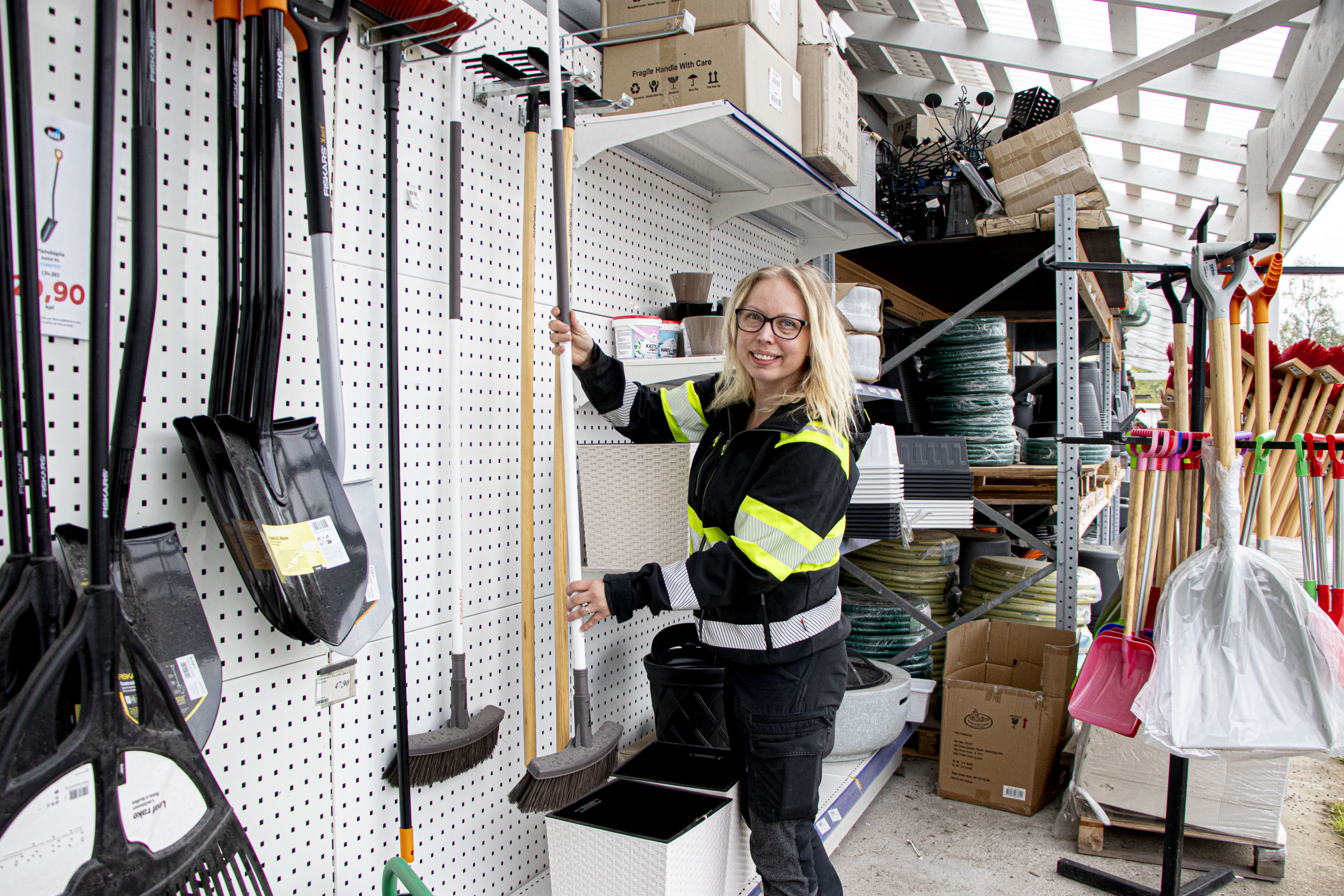 Alv-uudistuksen vuoksi Siikalatvalla luettiin noin 400 vesimittaria – Jaatisen rautakaupassa 15 000 tuotteen hintalaput uusiksi