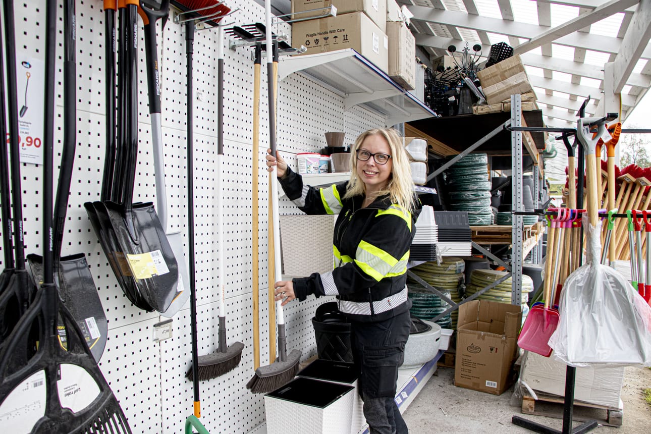 Rauta-Maatalous Jaatisella työskentelevä Laura Mikkola on huojentunut, ettei tuhansia hintalappuja ryhdytty vaihtamaan yhdellä kertaa.