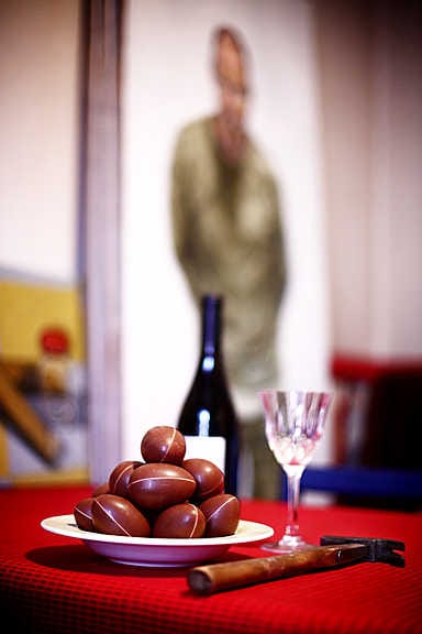 Jukka Huhtalan yhden hengen pääsiäisjuhlapyötää koristavat Kinder-munat ja vanha vasara.