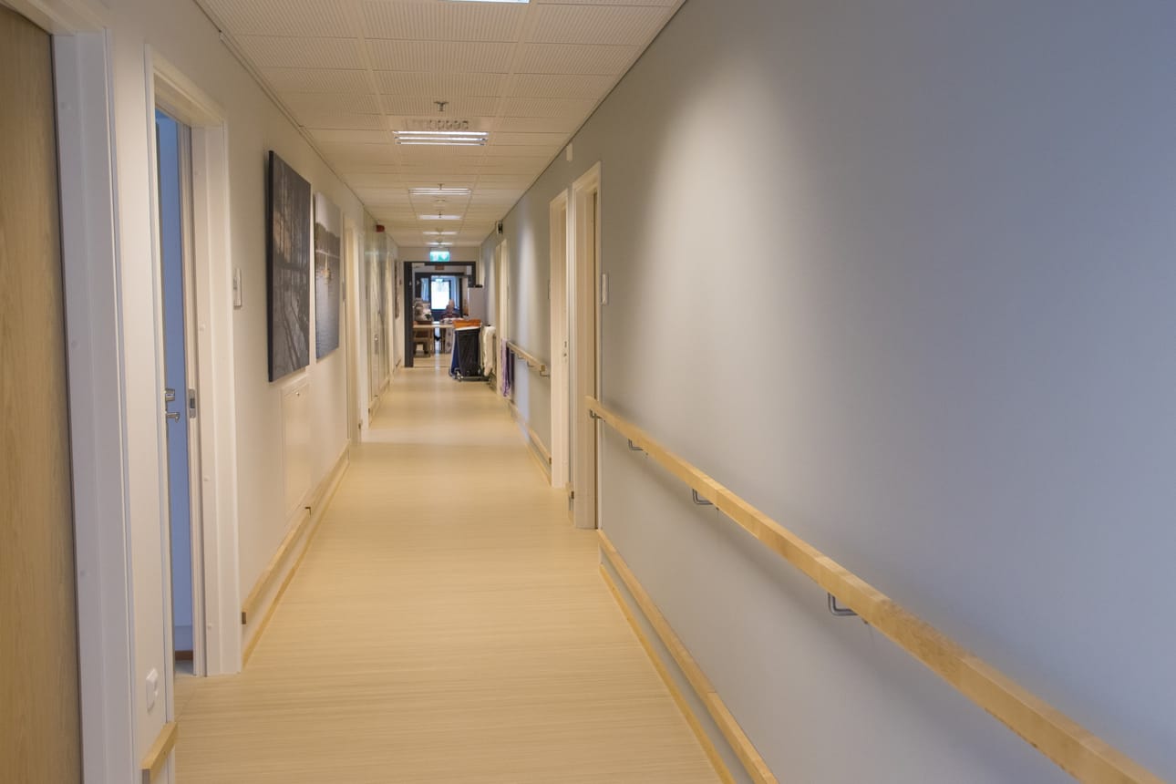 Kajaanissa sijaitsevan Attendon hoivakodin Marian Kartanon käytävillä ei vielä ole ruuhkaa.