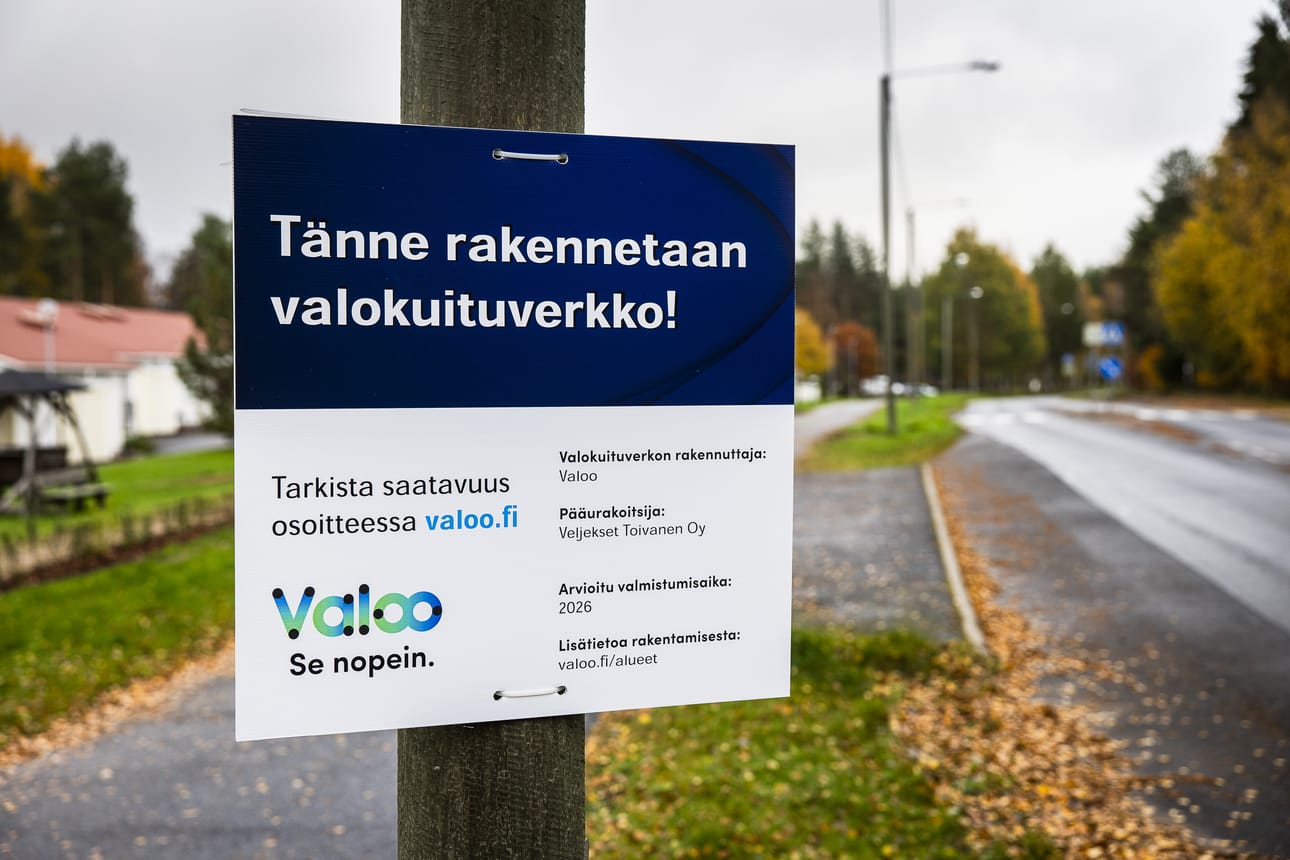Valokuitutoimija Valoon kyltit ovat tulleet tutuksi katukuvassa. Yhtiö rakentaa 23 kohteessa eri puolilla Rovaniemeä.