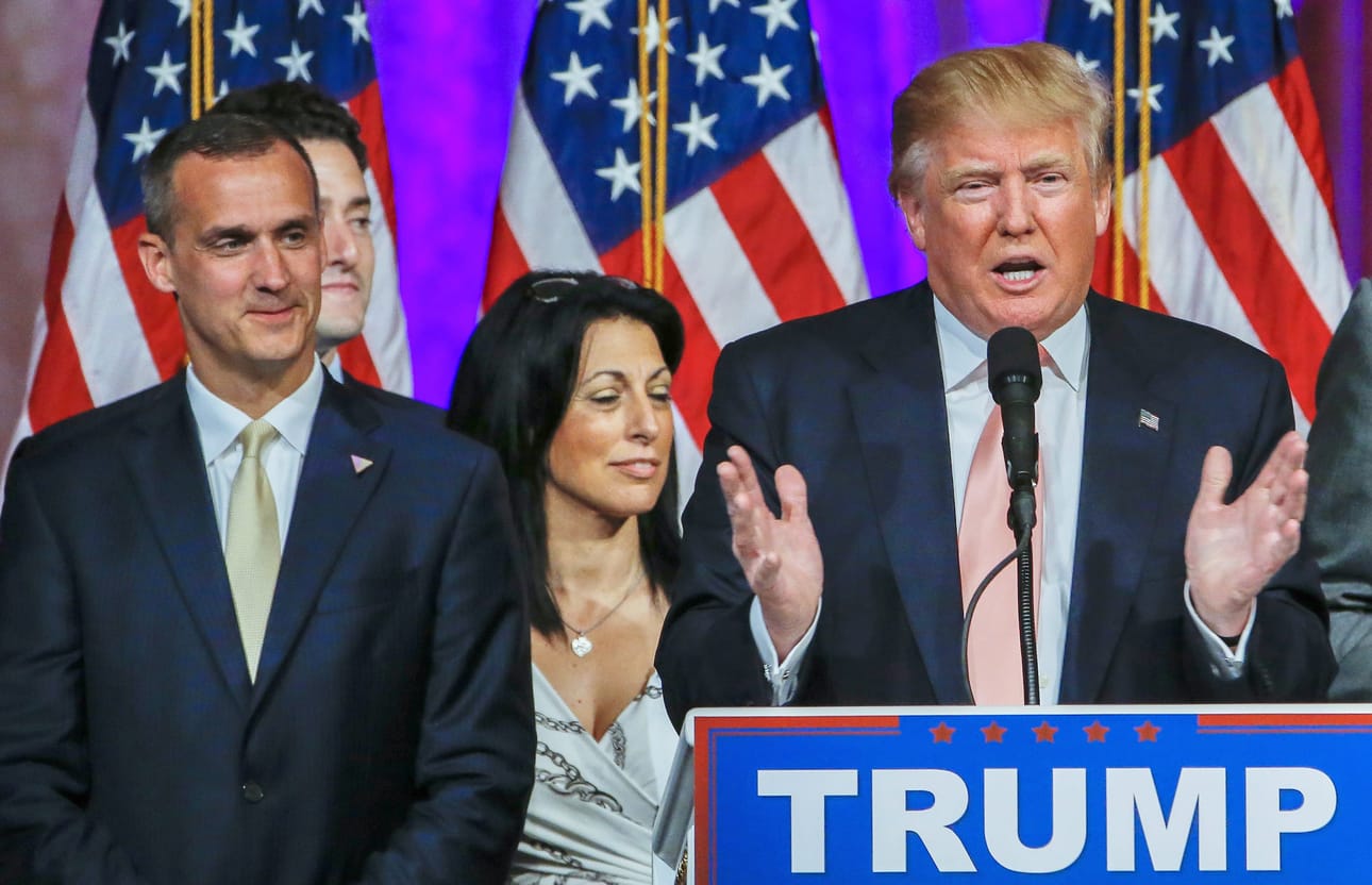 Corey Lewandowski (vas.) sai väistyä presidenttiehdokas Donald Trumpin (oik.) kamppanjapäällikön tehtävisä.