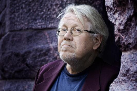 Lars Sund seuraa Finlandia-palkinnon jakotilaisuutta Ruotsista. Hän oli ehdolla myös vuonna 1997 romaanillaan Puodinpitäjän poika (Lanthandlerskans son). KUVA: CATA PORTIN