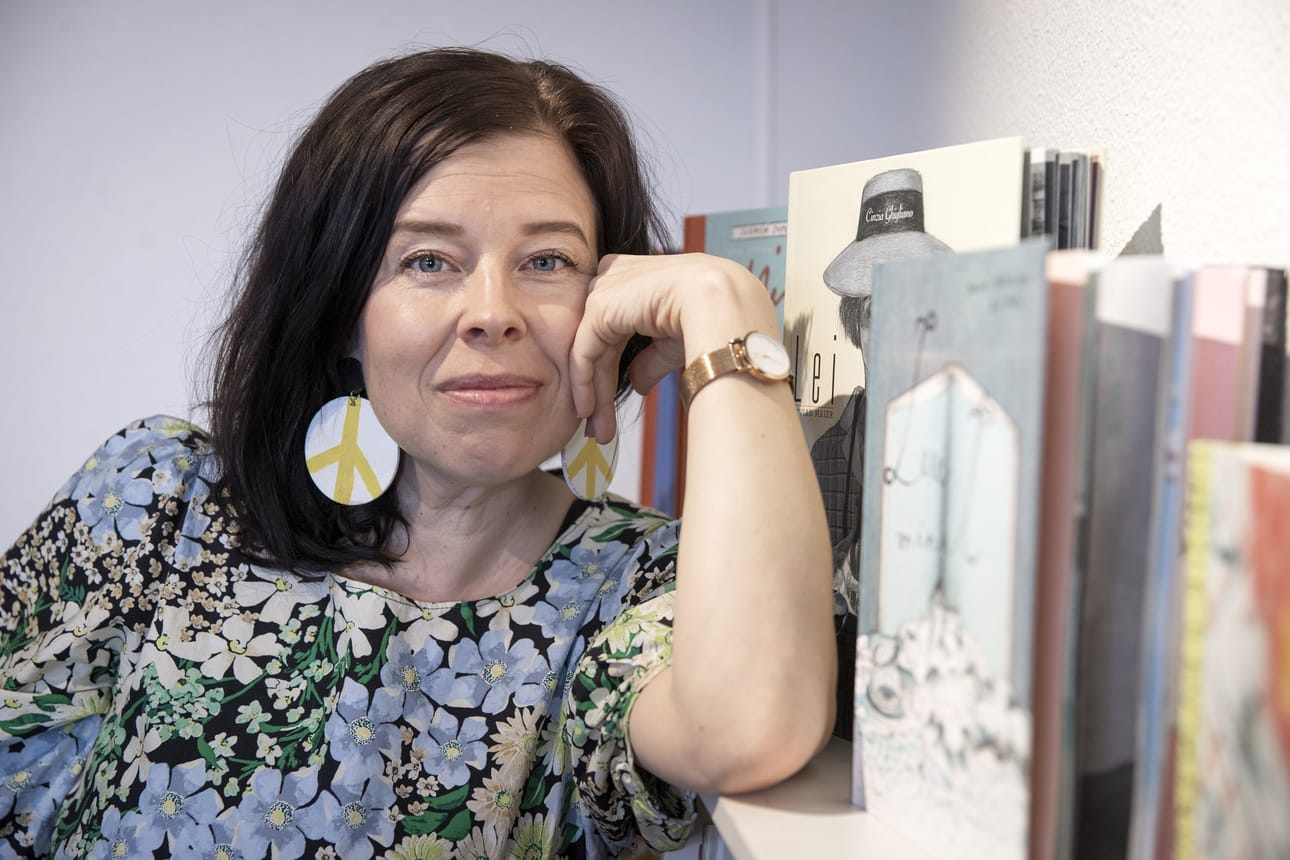 Oululaislähtöinen Sanna Pelliccioni toteutti kuvakirjan, joka kertoo suomalaisen romanitytön Melissan ja hänen tätinsä Mirandan päivästä. Hän kertoo, että kesti aika kauan, ennen kuin kirjan henkilöille löydettiin sopivat nimet. Kuvittaja-kirjailija halusi, että nimet alkavat runollisesti samalla kirjaimella.