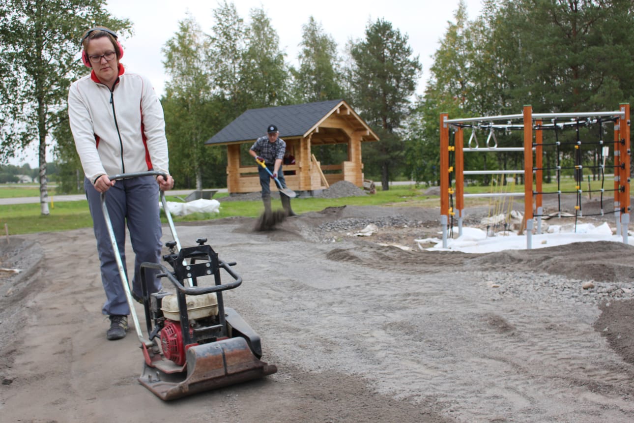Puistoa on rakennettu pitkin kesää talkoilla. Torstaitalkoissa Elina Alasalmen vastuulla olivat tiivistystyöt kun Tapani Alasalmi levitti mursketta lapiolla.