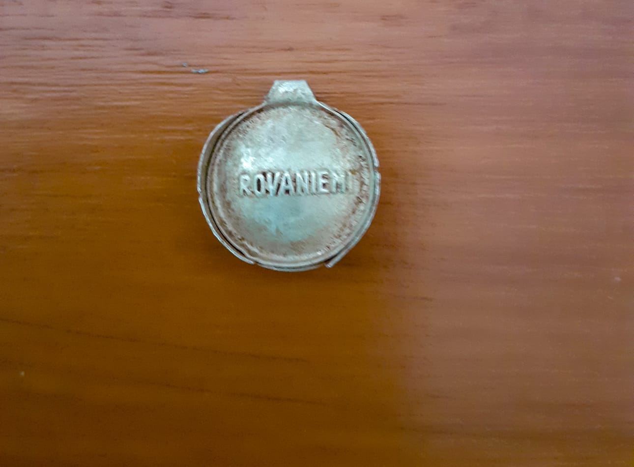 Esineessä on kaksi pyöreää osaa päällekkäin ja sen voi avata. Esineen halkaisija on noin 15 mm.