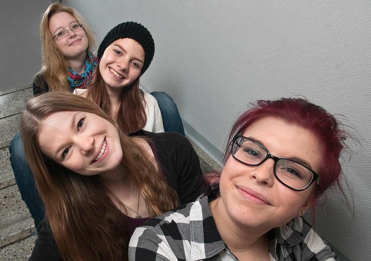 Emilia Kämäräinen (edessä), Hilla Korpela (edestä toinen) ja Viivi Seppänen (ylimpänä) ovat lukiolaisia. Katariina Kämäräinen (toinen ylhäältä) on 8.luokalla. Kuvasta puuttuu Oulussa asuva Ulla-Reetta Kämäräinen.