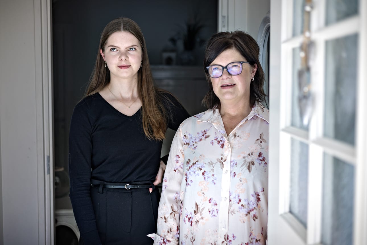 Kurikkalainen Moona Ojaniemi (vas.) muuttaa opiskelemaan Vaasaan. Sopivaa asuntoa etsittiin yhteistuumin äidin Merja Purolan kanssa.