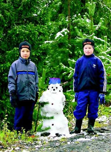 Robin (vas.) ja Andre Smeds pääsivät rakentelemaan lumiukkoja Kuusamon Rukalla lauantaina aamupäivällä.