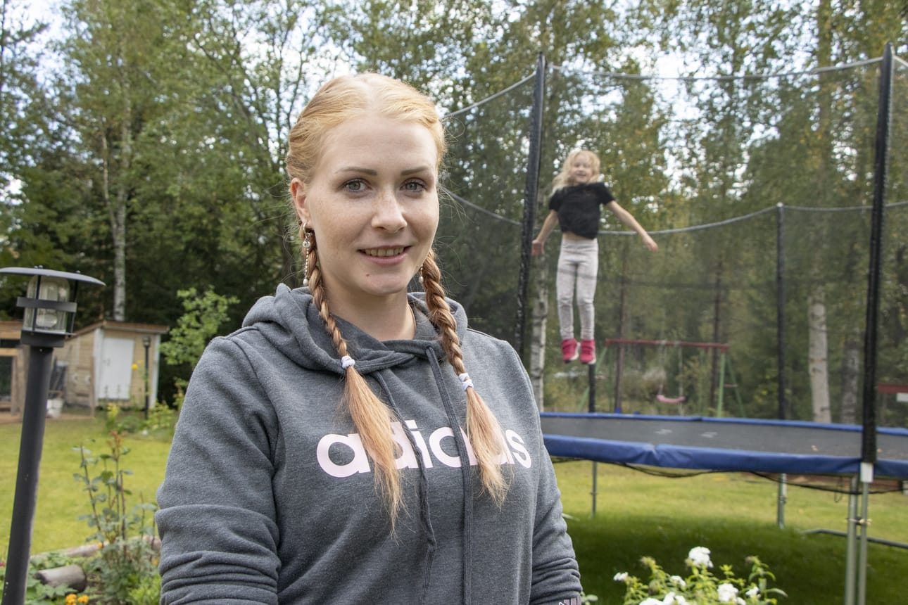 Nina Kolehmainen on yksi Siikalatvan uusista, aloittelevista valtuutetuista ja odottaa innolla, että valtuustokausi lähtisi kunnolla käyntiin. Perheenäiti on kiitollinen kannustavasta puolisosta sekä läheisistä, jotka ovat luvanneet auttaa muun muassa lastenhoidossa, jotta valtuustotyölle jäisi paremmin aikaa. Ekaluokan juuri aloittanut Vilma-tytär tsemppaa äitiään trampoliinilta käsin.