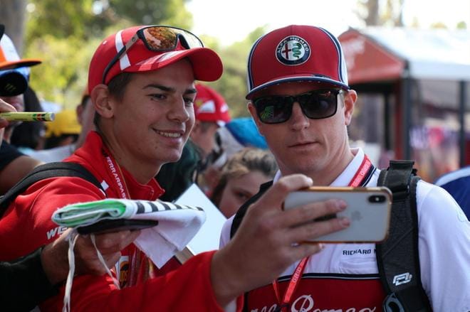 Kimi Räikkönen poseerasi faninsa kanssa tämän ottaessa selfiekuvaa torstaina Melbournessa. Kuva: Lehtikuva / AFP Photo