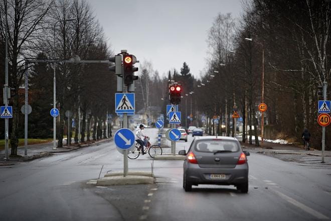 Kevyen liikenteen vaaranpaikkoja ovat Ruukintiellä erityisesti valottomat suojatiet. Kahta rinnan ajavat autoilijat ovat huonoja kunnioittamaan kadun ylittäjiä.KUVA: TOMI KOSONEN