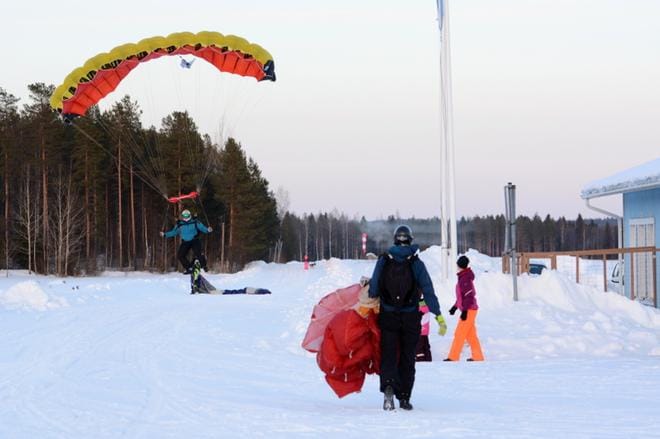Kauden ensimmäiset hypyt ovat onnellisesti takana. KUVAT: ELLA NURMI