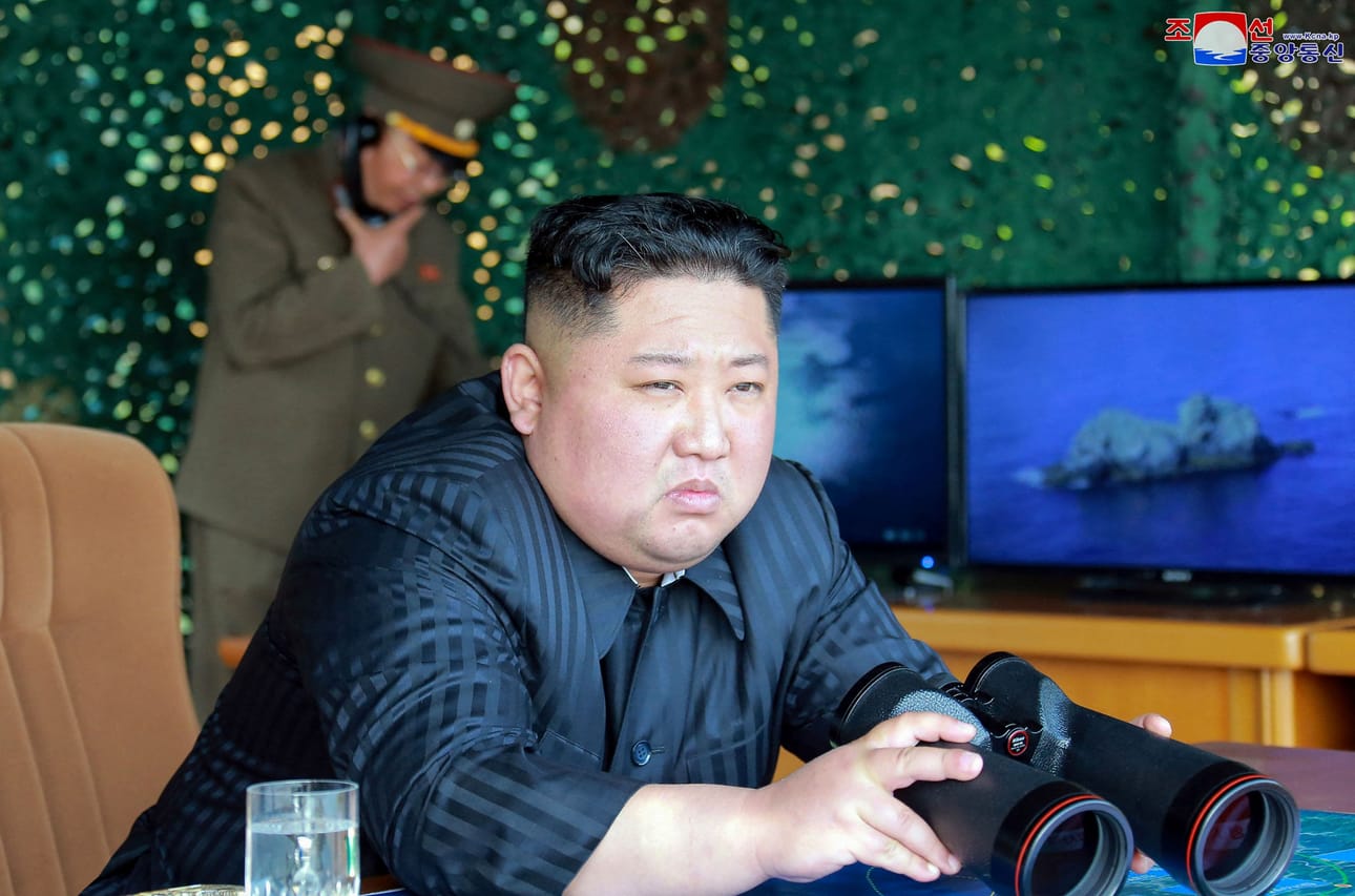 Pohjois-Korean johtaja Kim Jong-un on vaihtanut ylimmän kenraalinsa ja vaatinut sotavalmistelujen tehostamista. LEHTIKUVA/AFP/KCNA VIA KNS