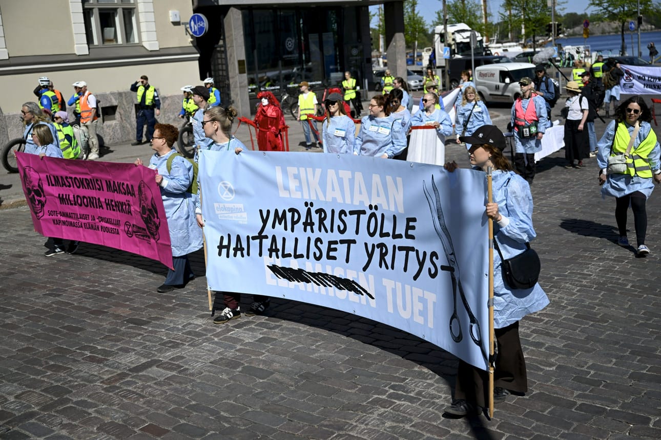 Elokapinan alkavan Myrskyvaroitus-kampanjan keskeisimpänä vaatimuksena on saada hallitus lakkauttamaan ympäristölle ja ilmastolle haitalliset tuet. Arkistokuva toukokuisesta mielenilmauksesta. LEHTIKUVA / Vesa Moilanen