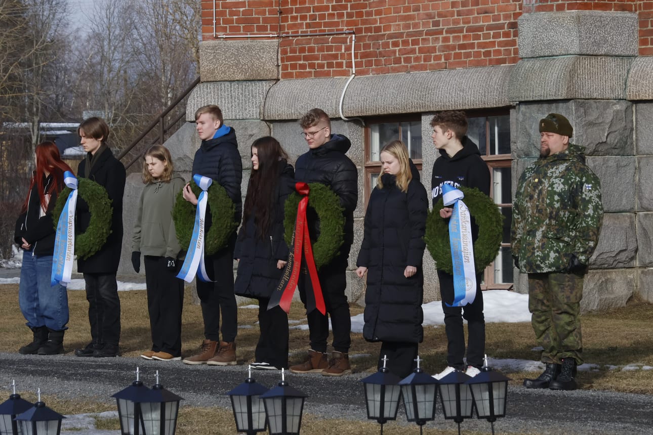 Kauhavan lukion opiskelijakunnan jäsenet Mia Kuusela (vas.), Luukas Virrankoski, Viivi Rahkonen, Tuomas Kaatrasalo, Helmi Joensuu, Onni Lahti, Aliisa Sarkaranta ja Iisakki Rintamäki muodostivat seppelpartion. Kauhavan reserviläisten veteraanivastaava Lasse Rajamäki johdatti partion muistomerkeille.