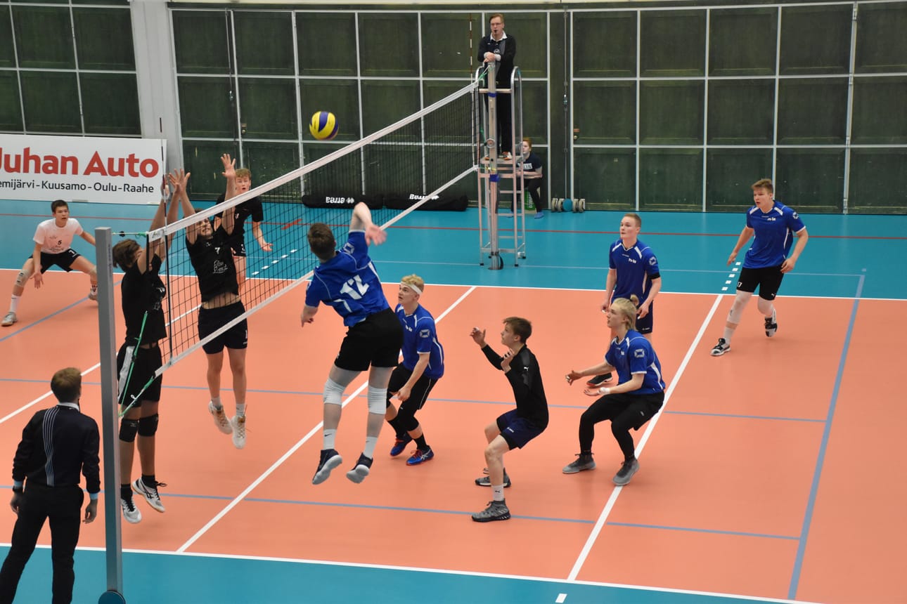 Sinipaitainen Pohjoisen joukkue ei pysynyt mustapaitaisen Idän kyydissä poikien loppuottelussa.