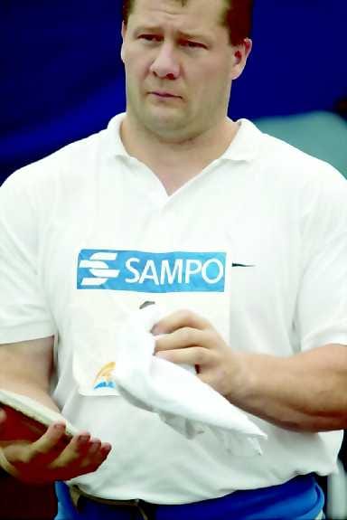 Rohkeita vetoja. Timo Tompuri muutti tekniikkaansa vain viikko ennen EM-kisoja. Se kannatti, sillä limppu lensi yli 66 metriä.