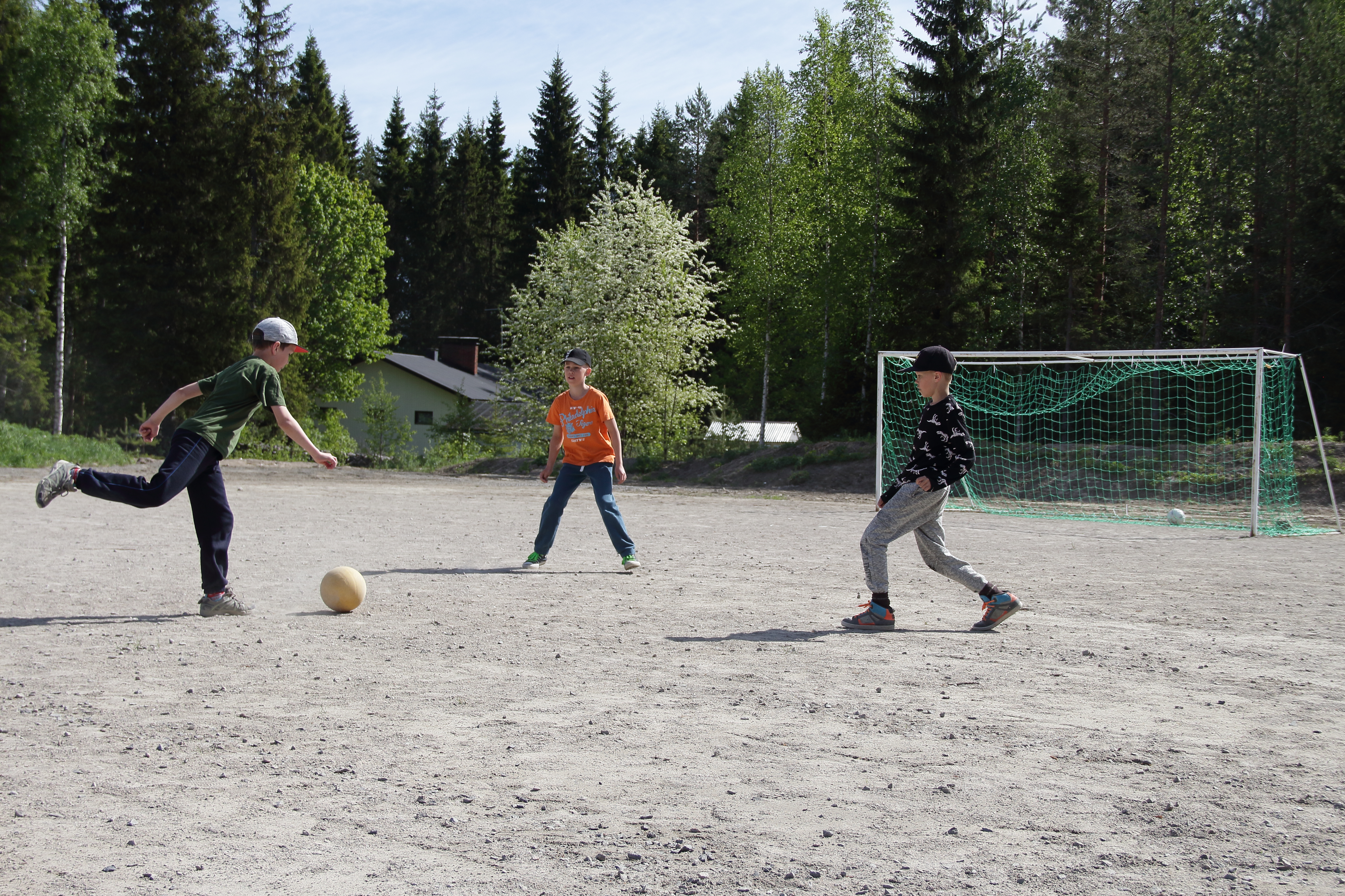 Välitunnit kuluvat Venetpalon koulun oppilailla vikkelästi jalkapalloa pelaten tai pihalla leikkien.