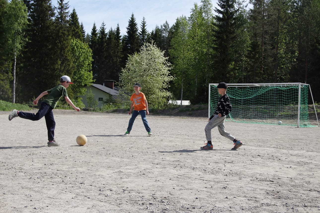 Välitunnit kuluvat Venetpalon koulun oppilailla vikkelästi jalkapalloa pelaten tai pihalla leikkien.