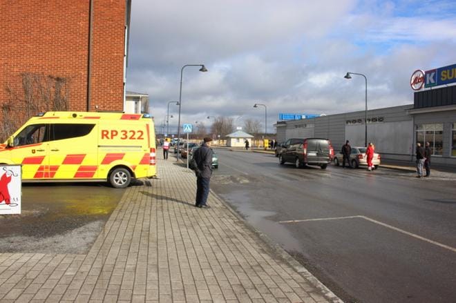 Suojatietä Merikatua ylittänyt mies loukkaantui, kun henkilöauto ajoi hänen päälleen. KUVA: TAUNO RIIHILUOMA