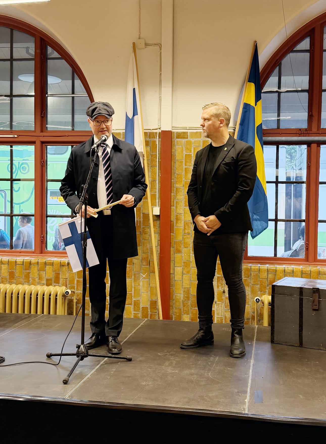 Ensimmäisen henkilöjunan saapuessa Ruotsiin olivat matkustajia toivottamassa tervetulleiksi kaupunginjohtaja Jukka Kujala ja kunnanneuvos Janne Lind.