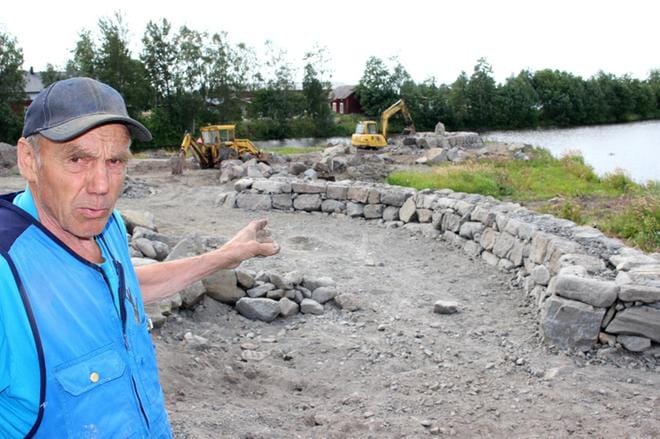Jukka Myllyniemen urakka on jo hyvässä vauhdissa, mutta muurin valmistumisaikataulua hänellä ei ole. KUVA: TAUNO RIIHILUOMA