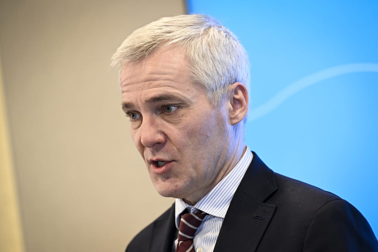 Opetusministeri Anders Adlercreutz (r.) kertoi sunnuntaina Svenska Ylellä aikomuksesta siirtää koulujen ja oppilaitosten lomia. Arkistokuva.