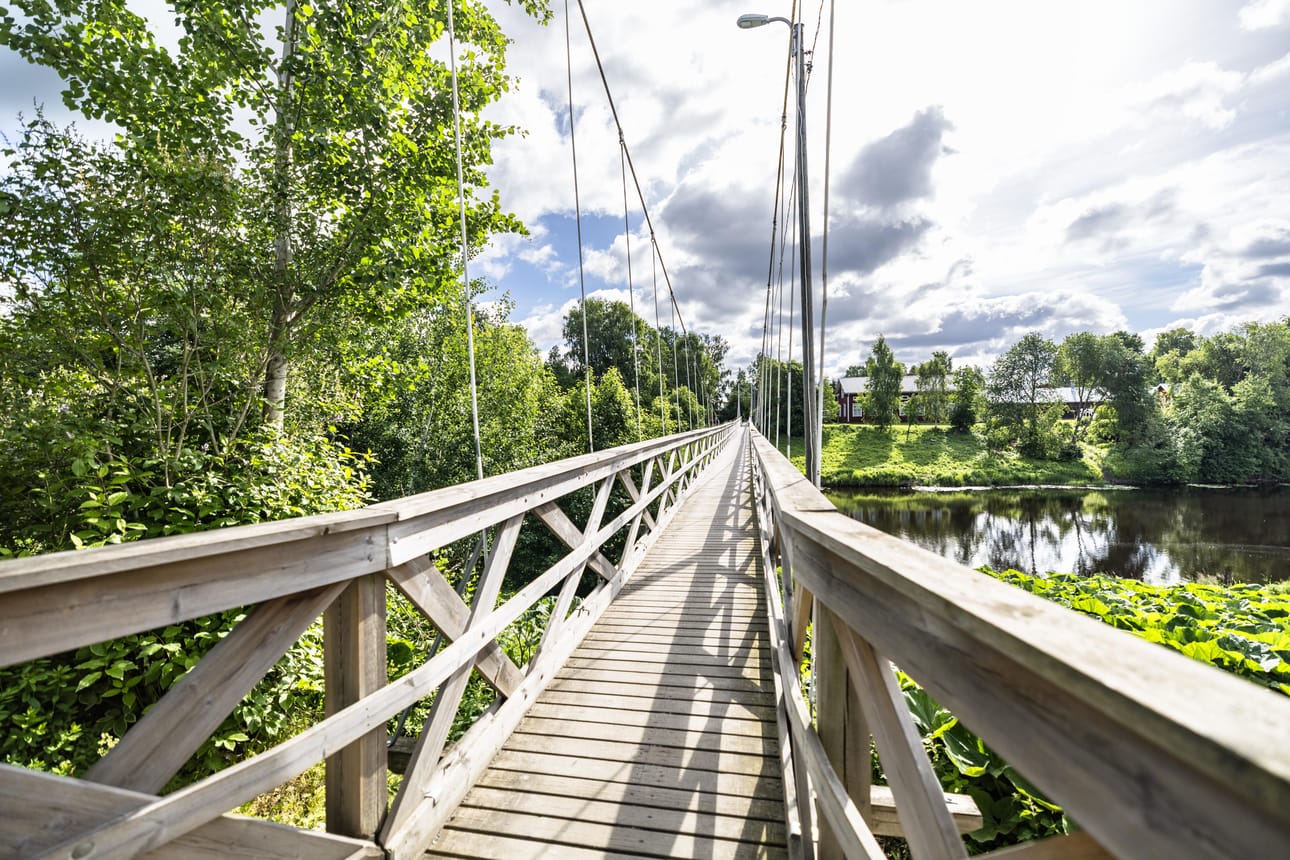 Kyrönjoen ylittävä Röyskölän riippusilta on kaunis etappi Ilmajoen pyöräilyreitillä.