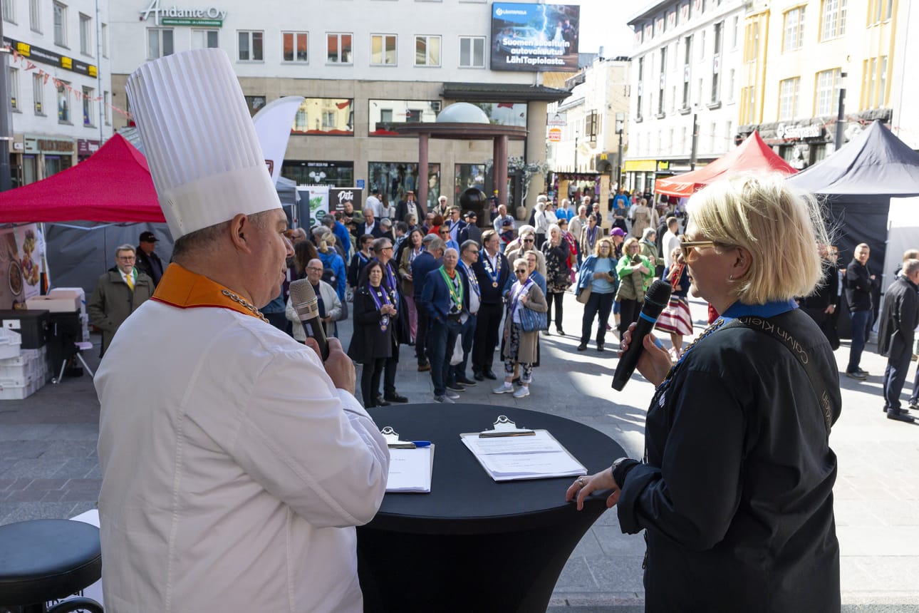 Rotuaarilla järjestettiin Meijän maut -ruokatapahtuma. Tapahtuman juontaja Janne Pekkala haastattelee Tuula Kokkola-Räinää perinnereseptituunauskilpailuun liittyen.