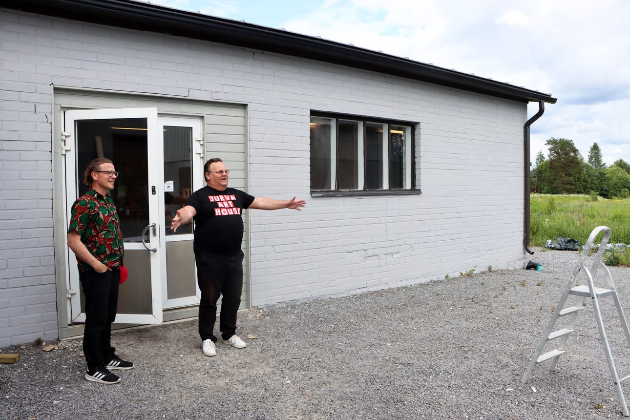 Art House Jurvan yrittäjä Christian Kock esittelee Jukka Rajalalle aluetta, johon rakennetaan pian terassi.