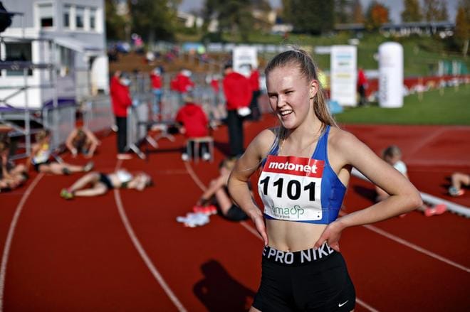 Seinäjoen Seudun Urheilijoiden Saana Lappalainen voitti 16-vuotiaiden Suomen mestaruuden 3 000 metrillä. Kuva viime vuodelta maastojuoksun SM-kisoista Kurikasta, jossa Lappalainen oli pronssilla 15-vuotiaiden sarjassa. Arkistokuva: Tomi Kosonen