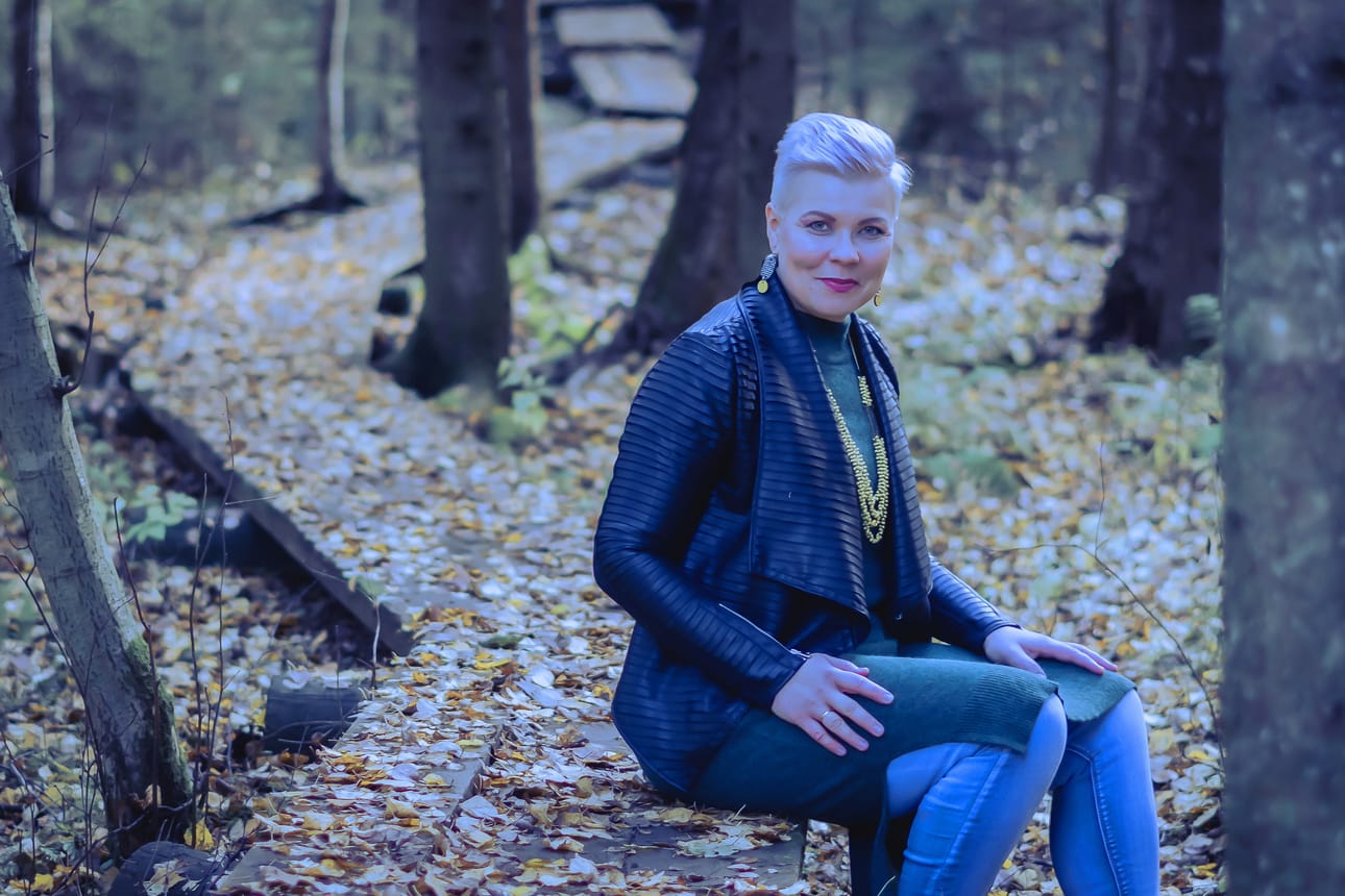 Anni Luoma esittää retrovivahteista popmusiikkia.