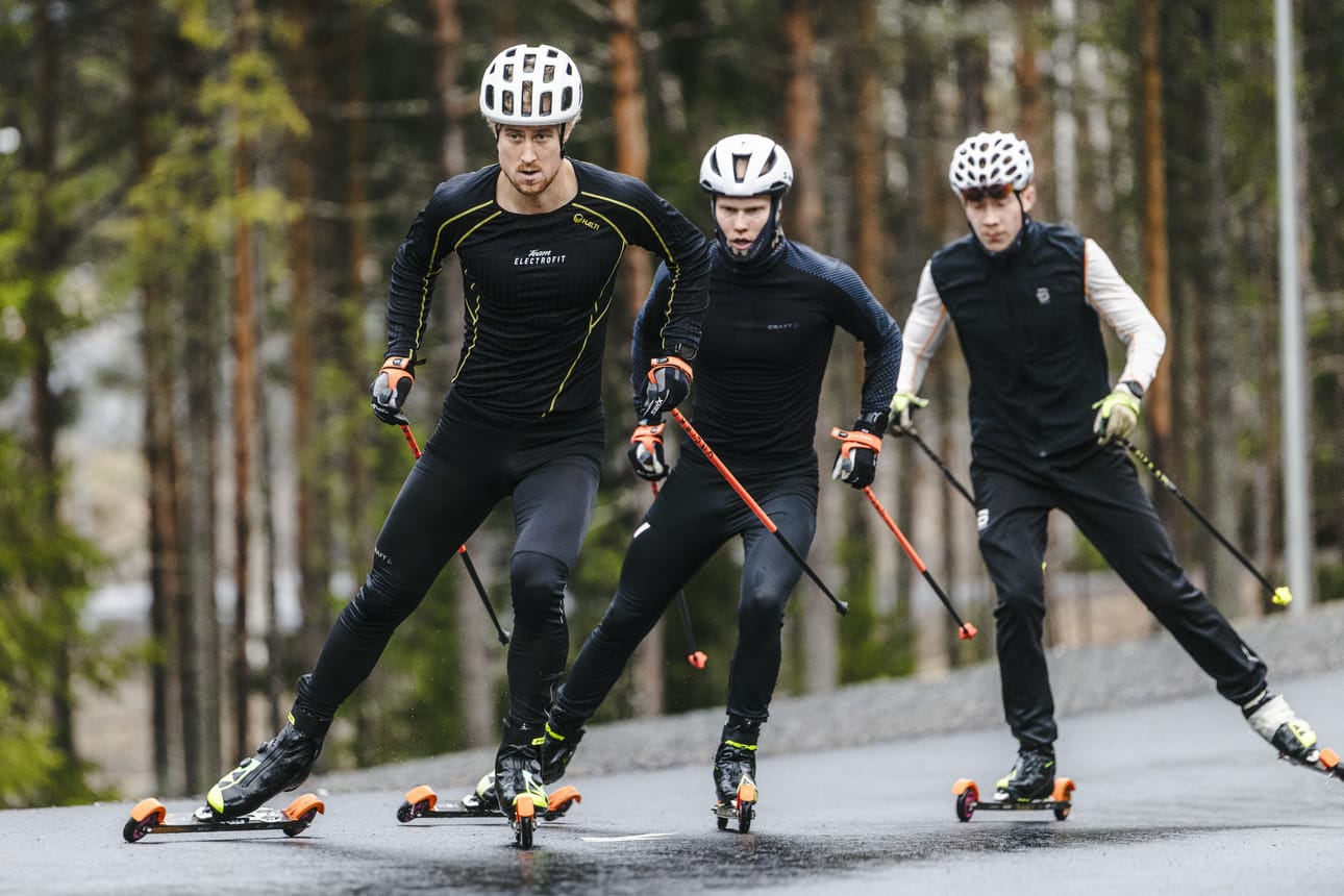 Lunta odotellessa. Lauri Lepistö vetää letkaa, ja Petteri Koivisto ja Elmeri Hietala seuraavat Ounasvaaran rullahiihtoradan harjoituksessa.