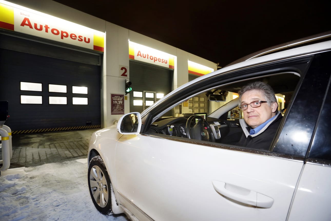 Taksinkuljettaja Pasi Pernu joutuu rapaisilla keleillä pesettämään autoa päivittäin. Siinä on se hyvä puoli, ettei lika pääse pinttymään. ”Jos pesujen välissä on pidempi tauko, auton helmoihin, kulmiin ja keulaan alkaa kertyä vaikeasti irrotettavaa likaa.”