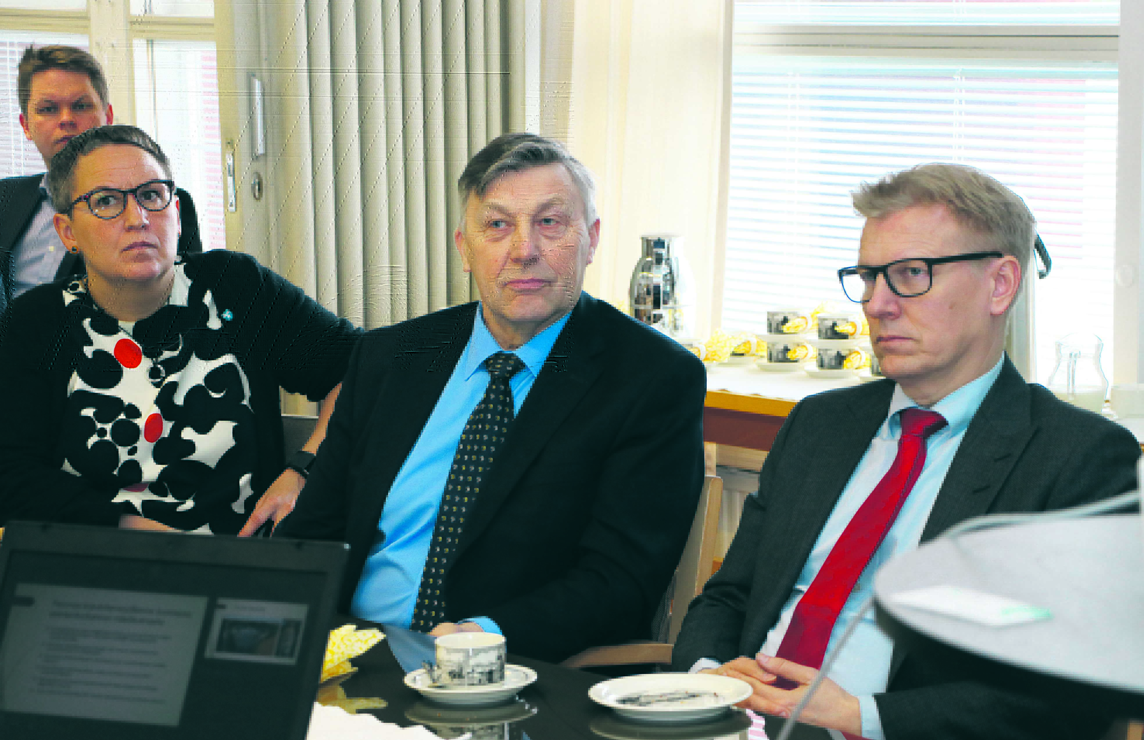 Kimmo Tiilikainen kuuntelee SPK:n toimitusjohtajaa keskustan kunnallisjärjestön puheenjohtaja Jussi Ylitalon, kunnanjohtaja Marjukka Mannisen ja kunnanhallituksen puheenjohtaja Tauno Uiton kanssa.