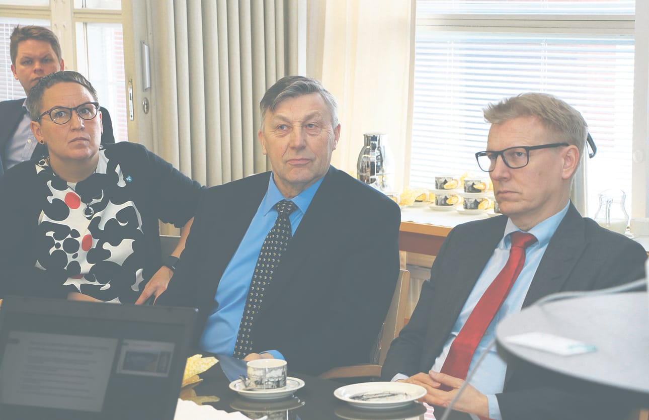 Kimmo Tiilikainen kuuntelee SPK:n toimitusjohtajaa keskustan kunnallisjärjestön puheenjohtaja Jussi Ylitalon, kunnanjohtaja Marjukka Mannisen ja kunnanhallituksen puheenjohtaja Tauno Uiton kanssa.