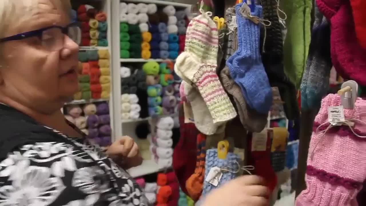 Aila Kallio kertoo käsitöiden koukuttavasta tekemisestä.