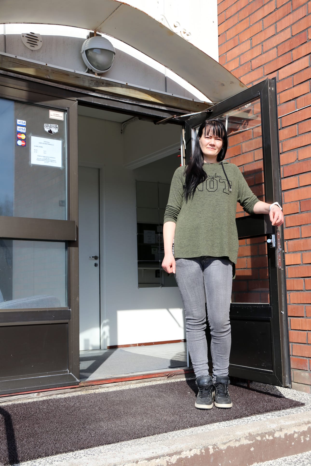 Jonna Moilanen ottaa vieraat vastaan Kempeleen Moottorimajalla. Motellia on remontoitu sisäpuolelta. Nyt vuorossa on pihatyöt ja ulkopuolen uudistaminen.