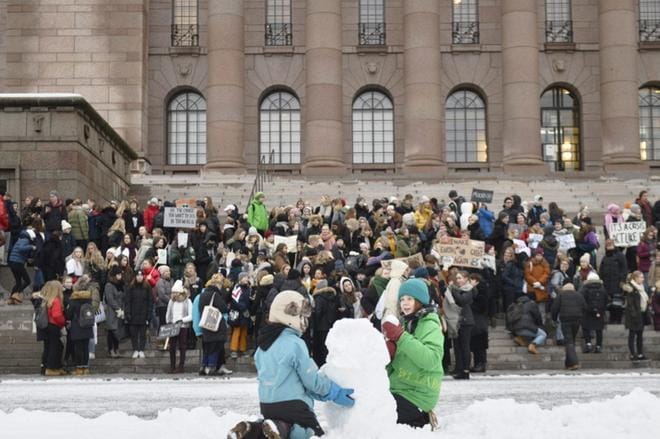 Koululaiset osoittivat mieltään ilmastonmuutosta vastaan eduskuntatalon edustalla Helsingissä 11. tammikuuta 2019. LEHTIKUVA / MESUT TURAN