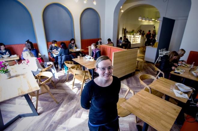 Hovioikeudenpuistikon ja Raastuvankadun kulmaukseen 1904 rakennetussa Kurtenian talossa avattiin keskiviikkona täysin remontoitu kahvila Sweet Vaasa. Arvokkaan, kauppaneuvos Anders Joachim Kurténin mukaan nimetyn jugend-talon on rakennuttanut Vaasan Osuuspankki. KUVA: PAULA KASKIMAA