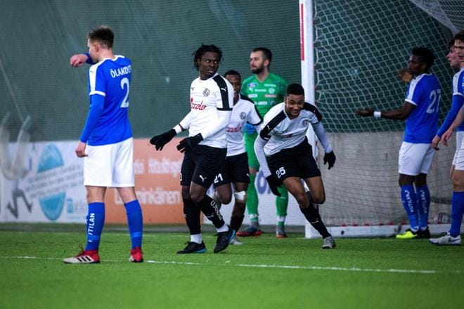 Momodou Sarr (numero 25) viimeisteli ottelun avausmaalin aivan lähietäisyydeltä. Myös Steven Morrissey (toinen vasemmalta) jatkoi hyvää virettään ja onnistui maalinteossa Sarrin syötöstä. KUVAT: PAULA KASKIMAA