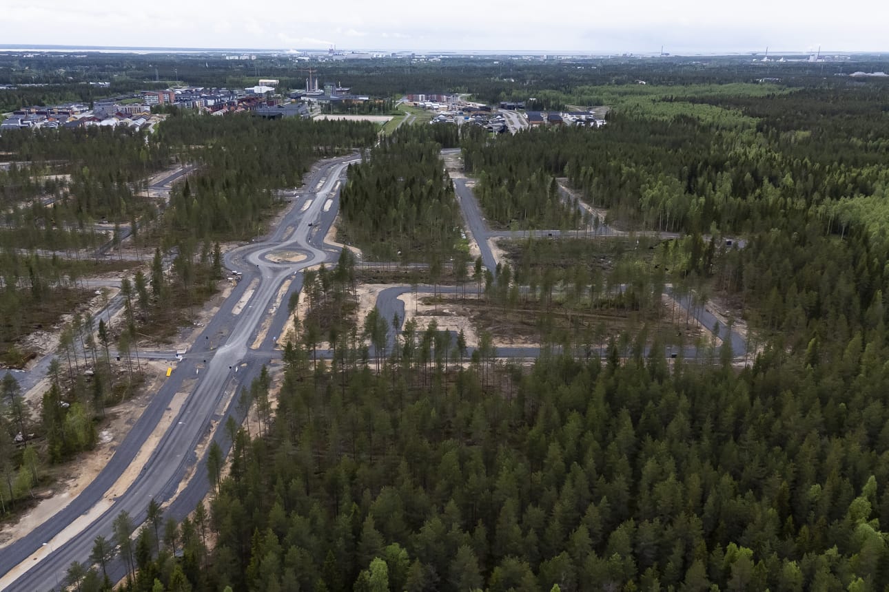 Mielenterveyskuntoutujien palveluyksikkö on tulossa kuvan etualalla näkyvään metsikköön. Tiestö on alueelle jo rakennettu, mutta muu asuinalueen rakentaminen odottaa vielä tulemistaan.