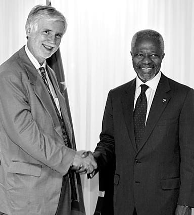 Ulkoministeri Erkki Tuomioja ja YK:n pääsihteeri Kofi Annan löivät kättä päälle EU:n ulkoministerikokouksessa.