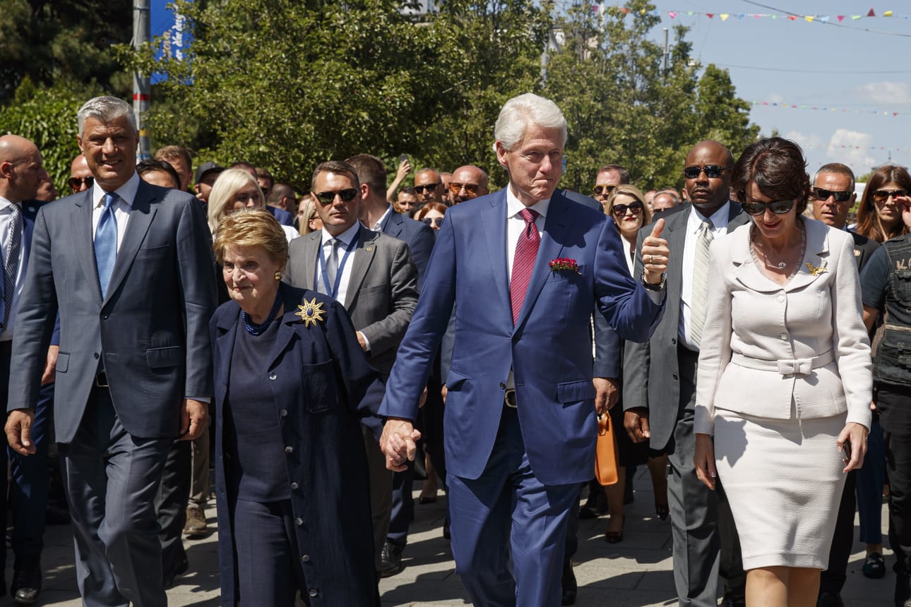 Bill Clinton vieraili kesäkuussa Kosovon pääkaupungissa Pristinassa. Arkistokuva.